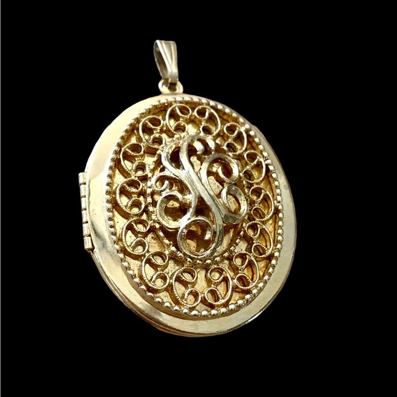 Sarah Coventry Jewelry - Gold Tone Ornate Vintage Locket